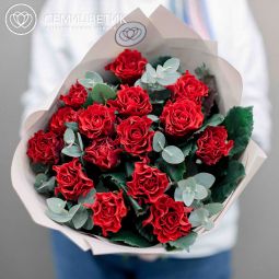 Букет из 15 красных роз Эль Торро 60 см с эвкалиптом