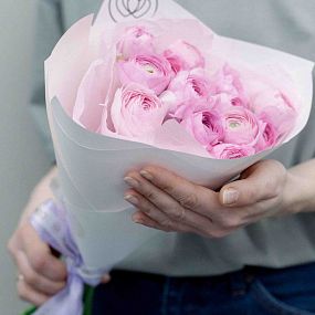 Букет из 15 розовых ранункулюсов