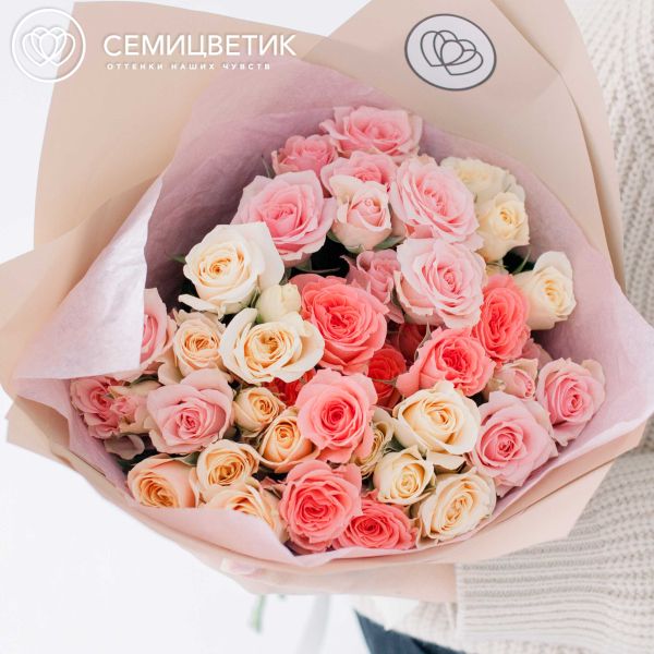 Букет из 11 кремовых и розовых кустовых роз 40 см (Эквадор)
