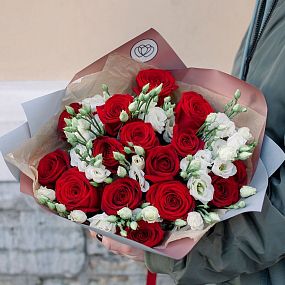Букет из 15 красных роз (Россия) и 10 белых лизиантусов