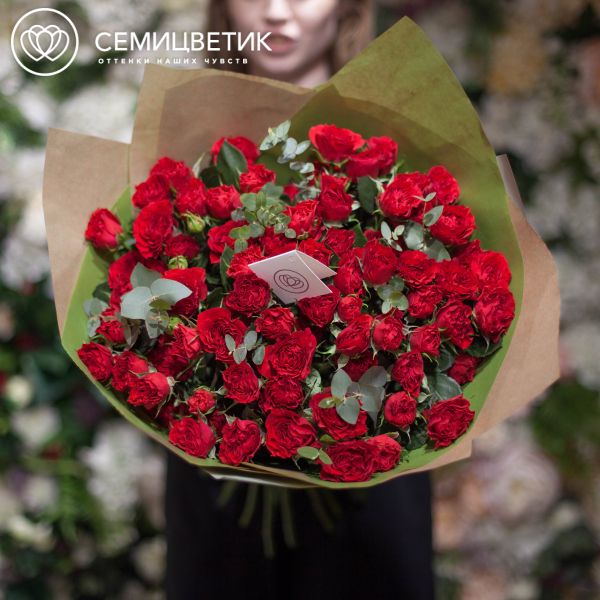 Букет из 25 красных кустовых пионовидных роз Bella Lindo Brick 40 см (Кения)