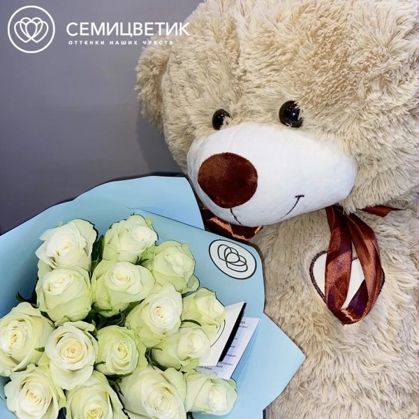 Букет из 15 белых роз 40 см (Кения) в голубой пленке