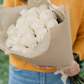 Мини-букет  из 15 белых роз Vendela 60 см (Эквадор) в кремовой пленке
