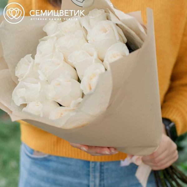 Букет из 15 белых роз Vendela 60 см (Эквадор) в кремовой пленке