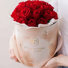 Букет в бежевой шляпной коробке Amour Mini из 31 красной розы (Кения)