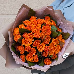 Букет из 45 оранжевых роз 35-40 см (Россия) в кремовой пленке