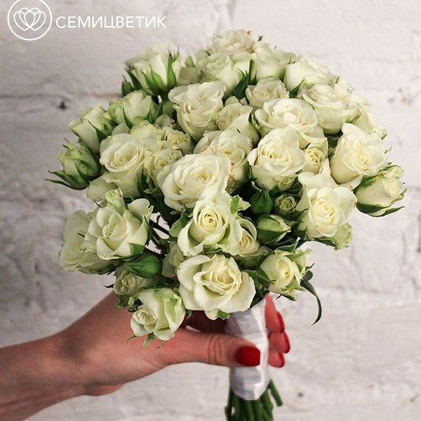 Свадебный букет из белых кустовых роз