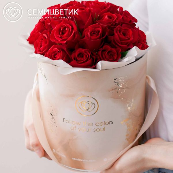 Букет в бежевой шляпной коробке Amour Mini из 31 красной розы (Кения)