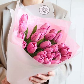 Букет из 25 ярко-розового тюльпана