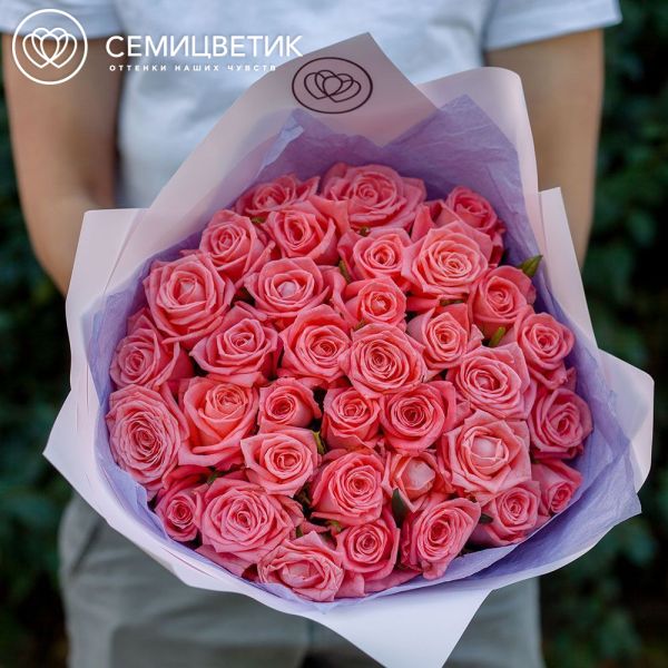 Букет из 35 коралловых роз 35-40 см (Россия) в розовой пленке