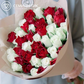 Букет из 41 красной и белой розы 35-40 см (Кения) в кремовой пленке