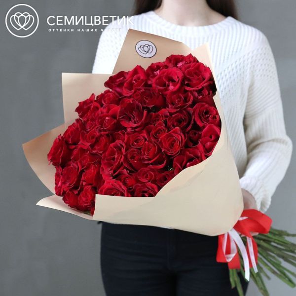 Букет из 51 красной розы Ever Red 70 см (Кения) в кремовой упаковке
