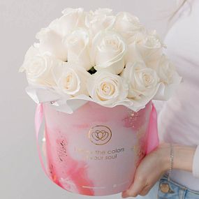 Букет в розовой шляпной коробке Amour Mini из 25 белых роз Vendela (Эквадор) 