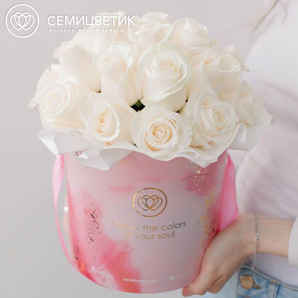 Букет в розовой шляпной коробке Amour Mini из 25 белых роз Vendela (Эквадор) 