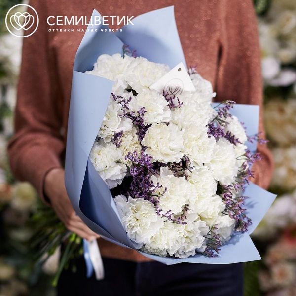 Букет из 35 белых гвоздик с зеленью
