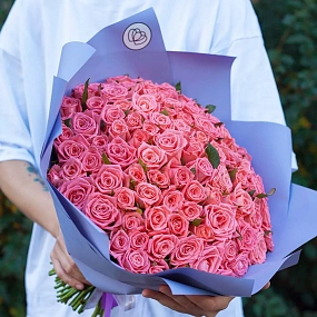 Букет из 101 коралловой розы 35-40 см (Россия) в сиреневой пленке