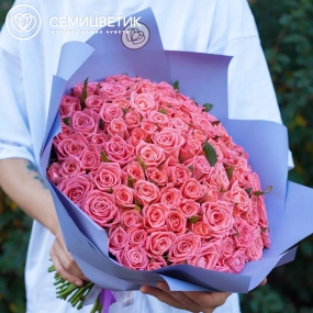 Букет из 101 коралловой розы 35-40 см (Россия) в сиреневой пленке