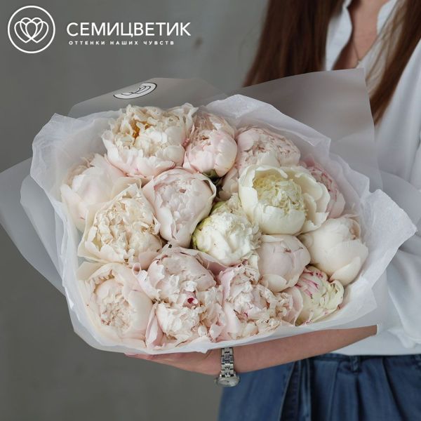Букет из 11 белых пионов Kelway`s Glorious Premium в прозрачной упаковке