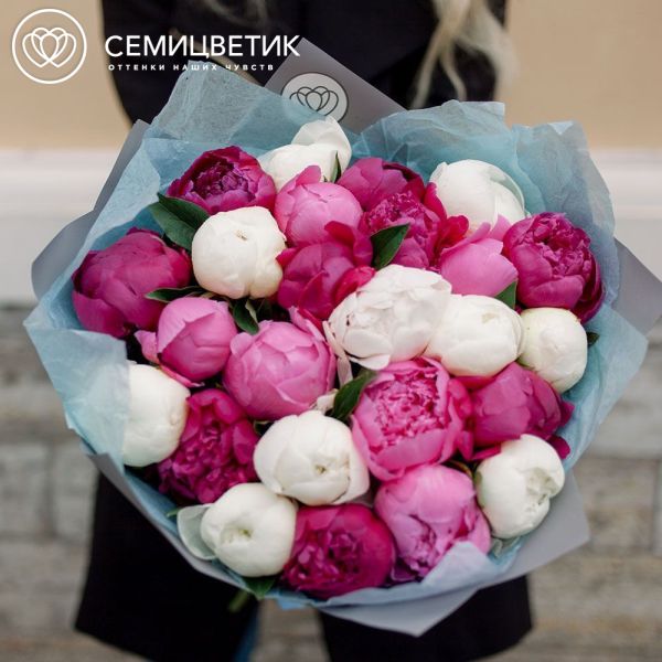 Букет из 25 пионов микс Standart Plus в голубой пленке