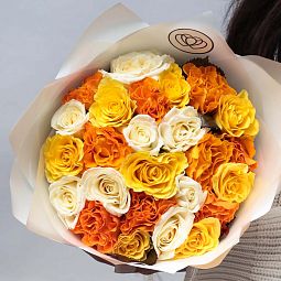 Букет из 25 оранжевых, желтых и белых роз 35-40 см (Россия) в матовой пленке
