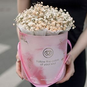Монобукет  в розовой шляпной коробке Amour Mini из 7 бежевых гипсофил