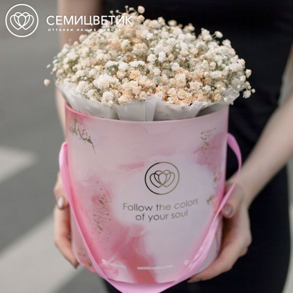 Букет в розовой шляпной коробке Amour Mini из 7 бежевых гипсофил