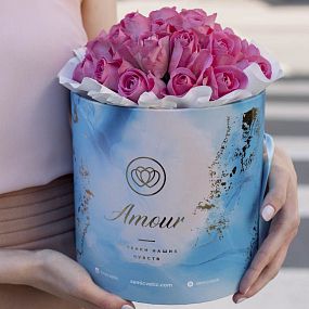 Большой букет  в голубой шляпной коробке Amour Mini из 31 розовой розы (Кения)