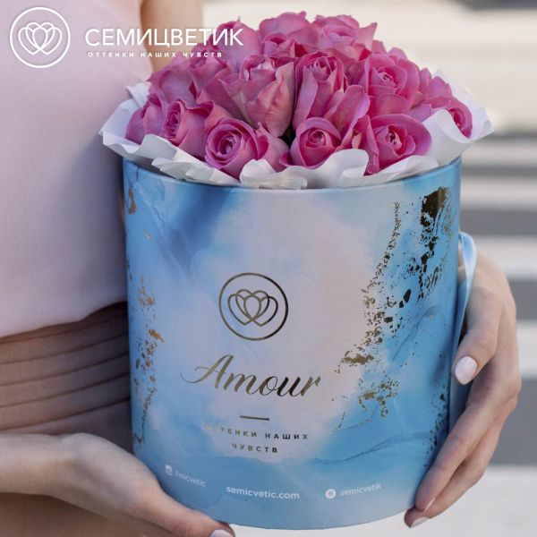 Букет в голубой шляпной коробке Amour Mini из 31 розовой розы (Кения)