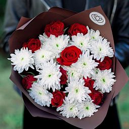 Букет из 3 белых кустовых хризантем и 10 красных роз (Кения) в бордовой пленке