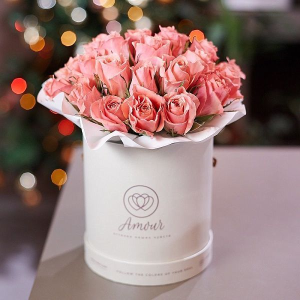 Букет в белой шляпной коробке Amour Mini из 29 розовых роз (Кения) Premium