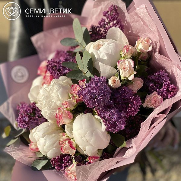 Букет из пионов, кустовых роз и сирени в сиреневой пленке