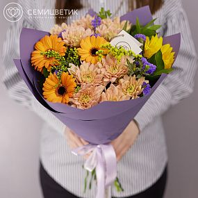 Букет из гербер, подсолнуха и кустовых хризантем в сиреневой пленке