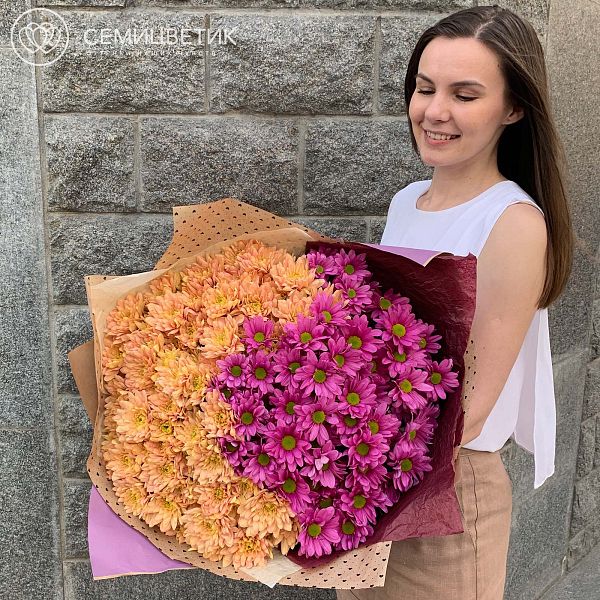 Букет-градиент розово-персиковый из 25 кустовых хризантем