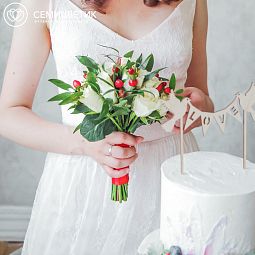 Свадебный букет из белых роз и хиперикума