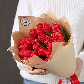 Букет из 25 красных пионовидных тюльпанов
