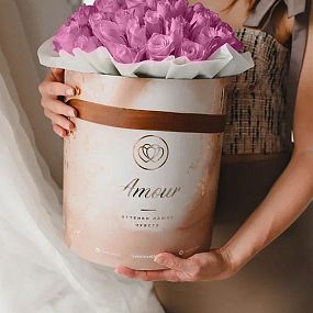 Букет в бежевой шляпной коробке Amour из 51 розовой розы (Кения)