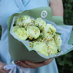 Букет из 9 лимонных пионов Lemon Chiffon Premium с матрикарией