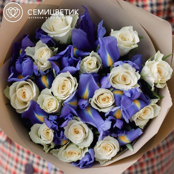 Букет из 10 белых роз 30 см (Кения) и 15 синих ирисов