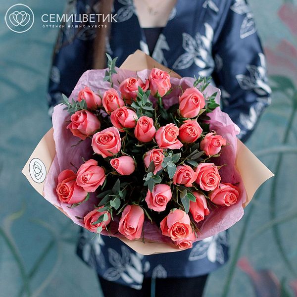25 розовых роз (Кения) Premium 40 см с эвкалиптом