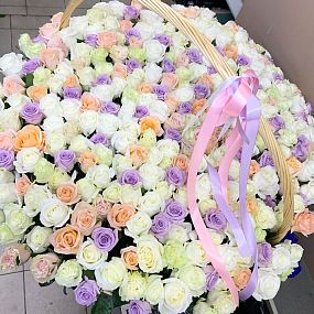 Композиция из 301 розы нежный микс (Эквадор) в корзине