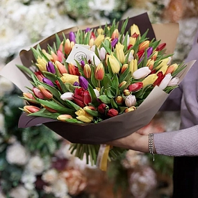 Букет из 151 тюльпана микс в бордовой пленке