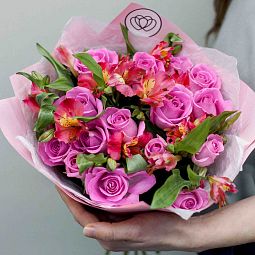 Букет из 15 розовых роз 30 см (Кения) и 7 малиновых альстромерий