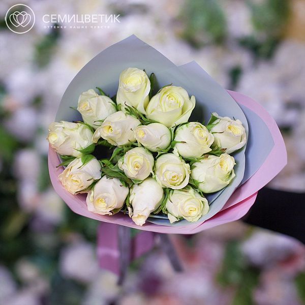 Букет из 15 белых роз 40 см (Кения) Premium в дизайнерской пленке