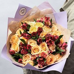 Букет цветов для свекрови  из 26 кремовых роз 35-40 см (Россия) и 7 красных альстромерий