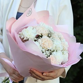 Нежный букет  из 15 кремовых и белых гвоздик с гипсофилой