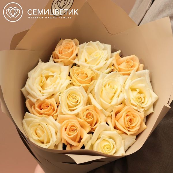 Букет из 15 кремовых и белых роз 50 см (Россия) в кремовой пленке