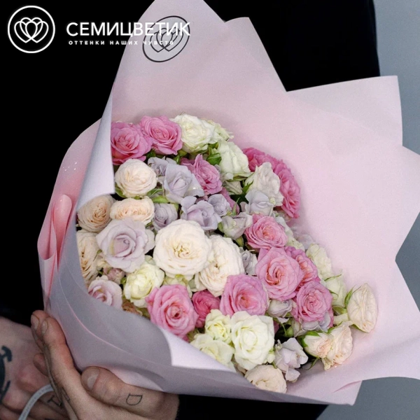 Букет из 25 белых, розовых и сиреневых кустовых роз 40 см (Кения) в розовой пленке