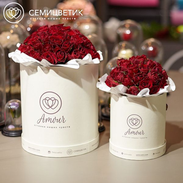 Букет в белой шляпной коробке Amour Mini из 35 красных роз (Кения)