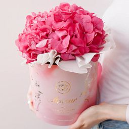 Букет в розовой шляпной коробке Amour Mini из 3 розовых гортензий