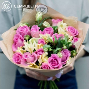 Букет из 15 розовых роз 40 см (Кения) и 7 кремовых альстромерий в кремовой пленке